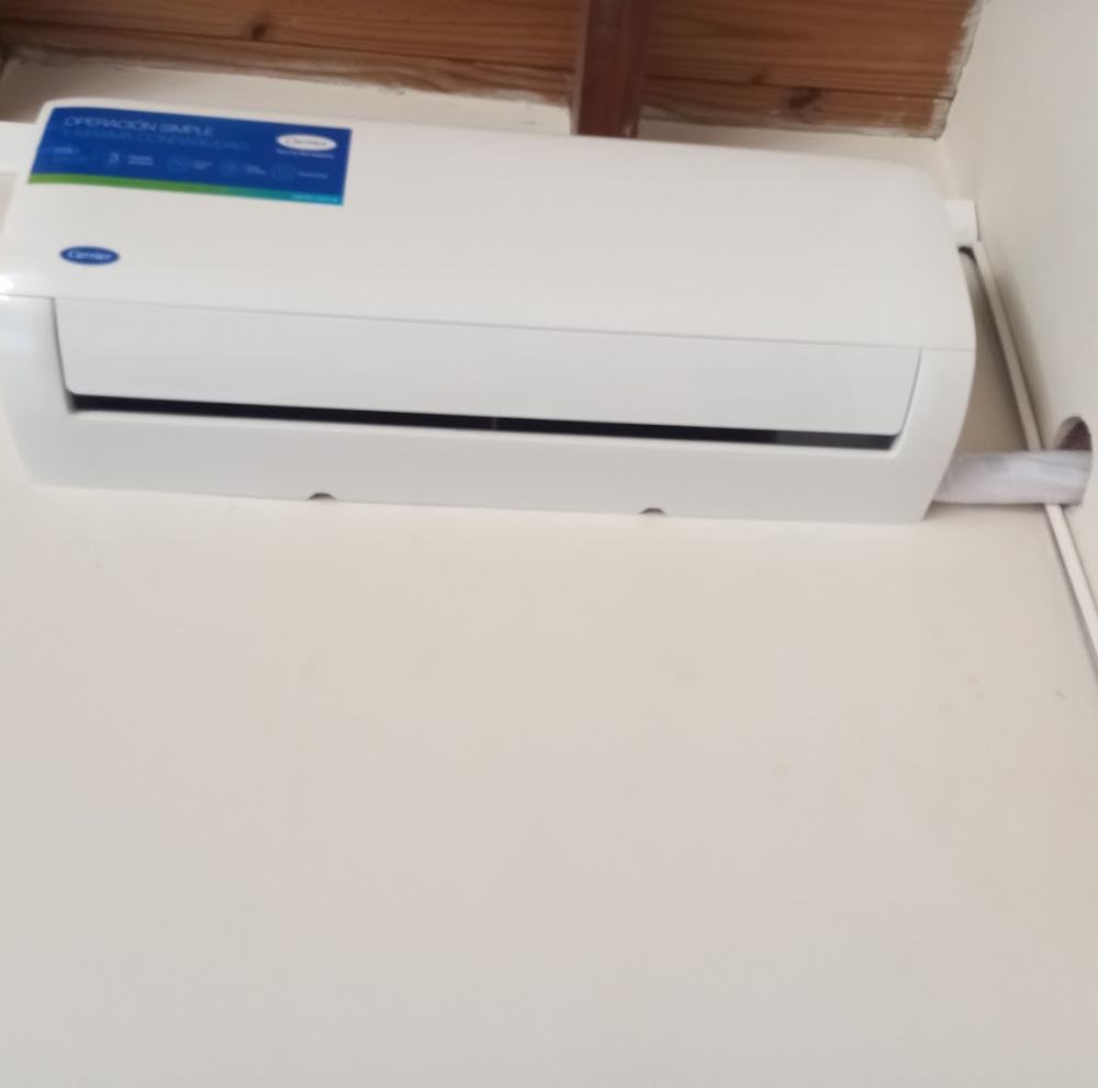 Split instalado con cañería prolija