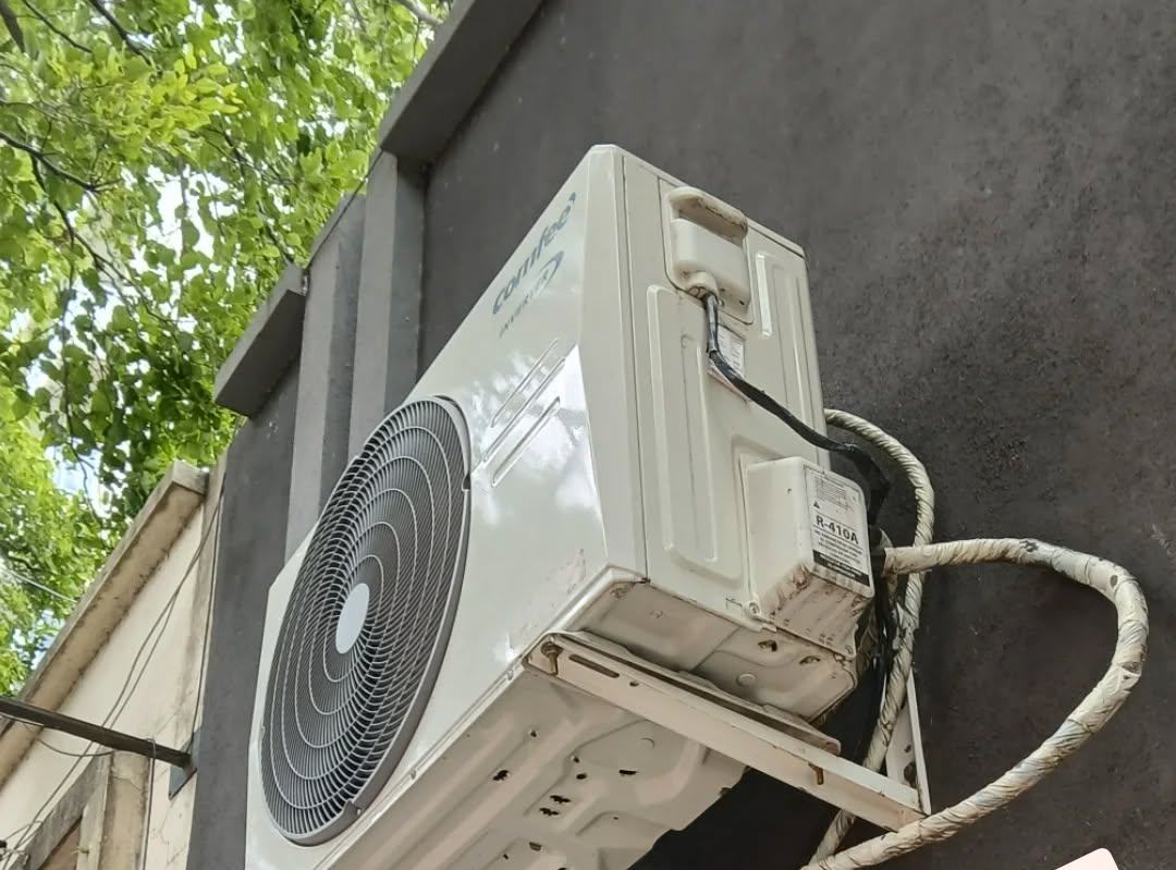 Unidad exterior con soporte en fachada